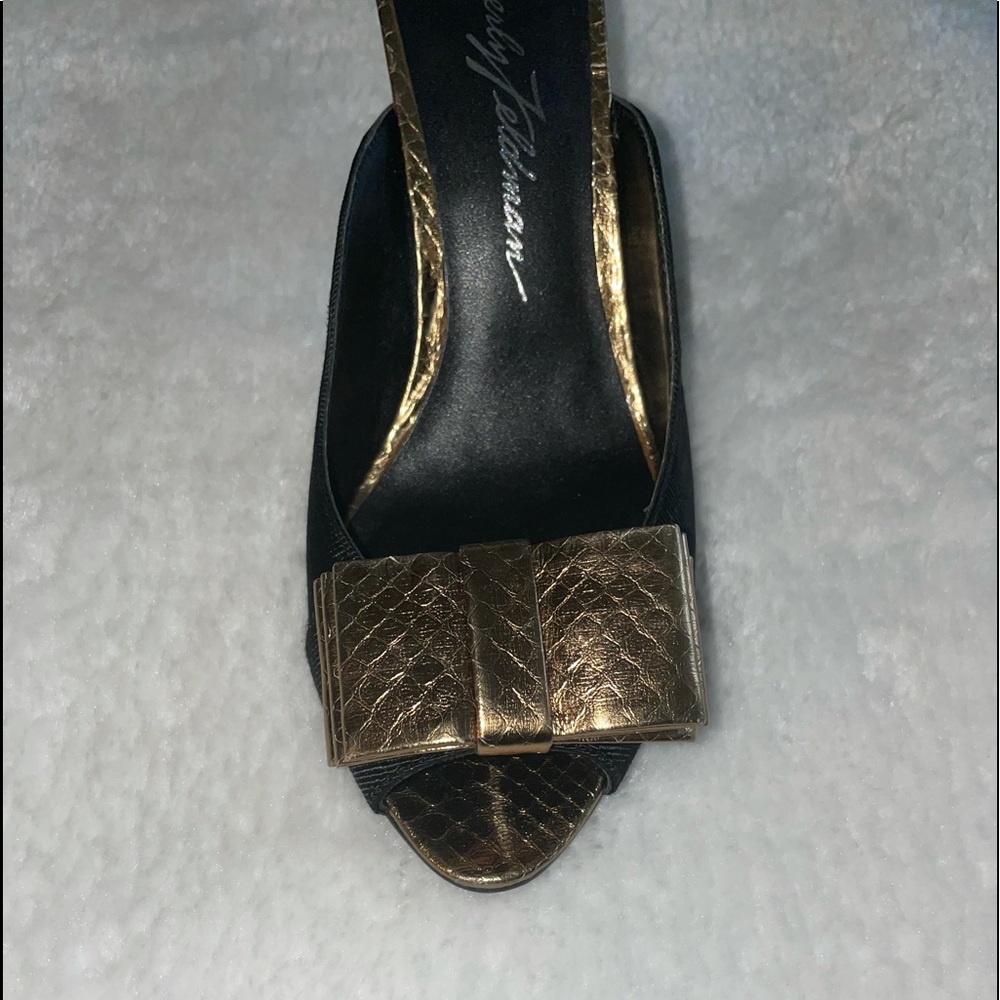 Beverly Johnson Gold And Black Sliders - image 5